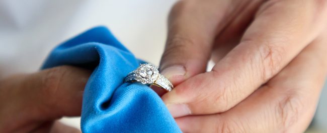 Aprende a limpiar bien tus joyas.